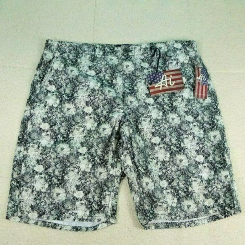 Authentic Icon American Idol Black/White Shorts Size 30